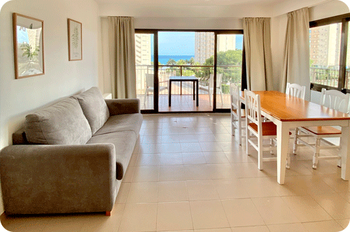 Vista del comedor de uno de los apartamentos de las Lanzas I, El Campello.