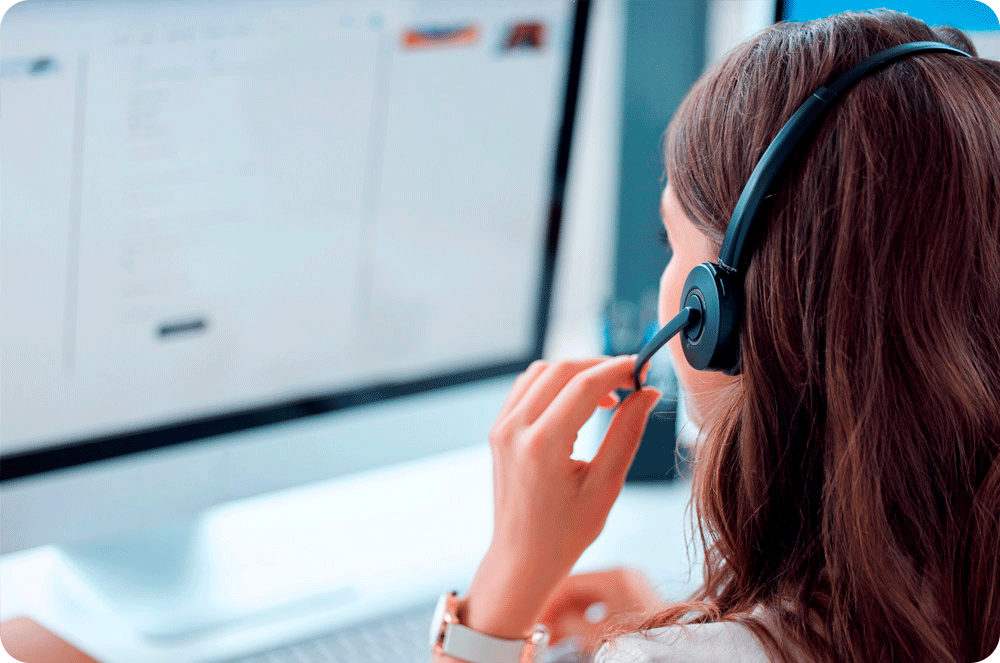 Chica atendiendo una llamada en un call center.
