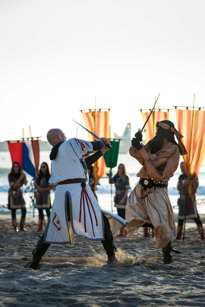 Representación en la playa de Muchavista de la batalla de Moros y Cristianos de El Campello.