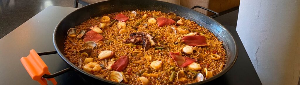Paella preparada en el restaurante El Ferrocarril en El Campello.