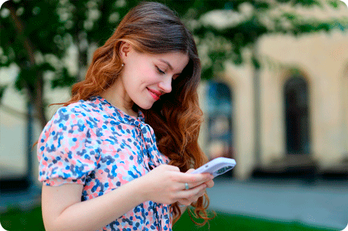 Una chica mirando su teléfono