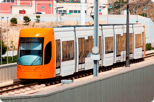 Vista del tram de Alicante en la línea que lleva a El Campello.