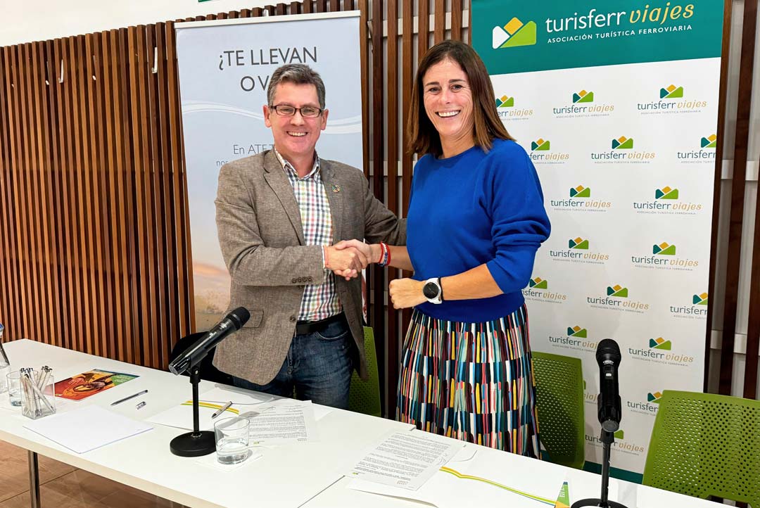 Edurne Pasaban y Juan Pedro Galiano dándose la mano en el acto de firma del acuerdo entre ATF Turisferr y fundación Edurne Pasaban