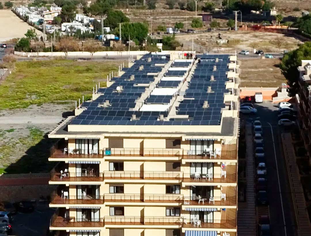 Placas solares instaladas en los apartamentos de ATF Turisferr