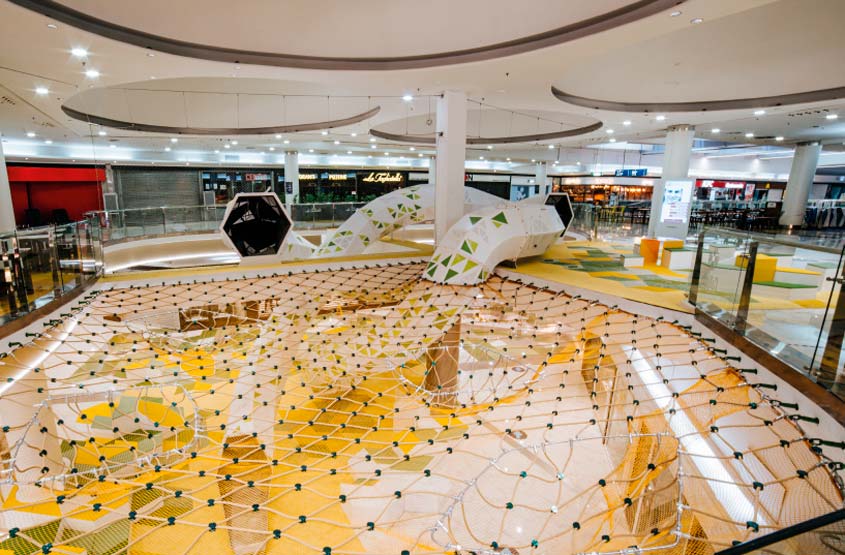 Zona playground para niños en el centro comercial L'Aljub de Elche, en Alicante.