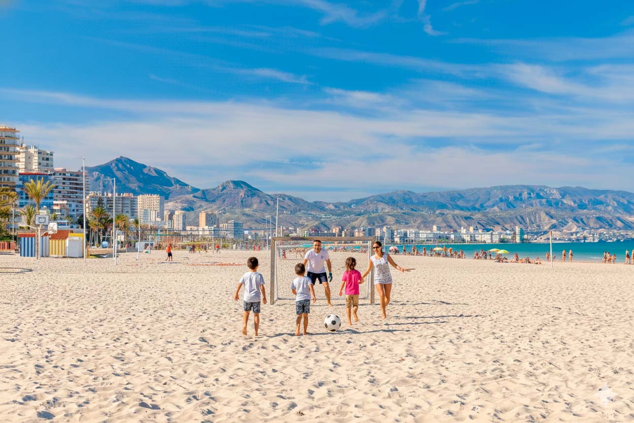 La playa de Muchavista en El Campello, lugar ideal para jugar con niños