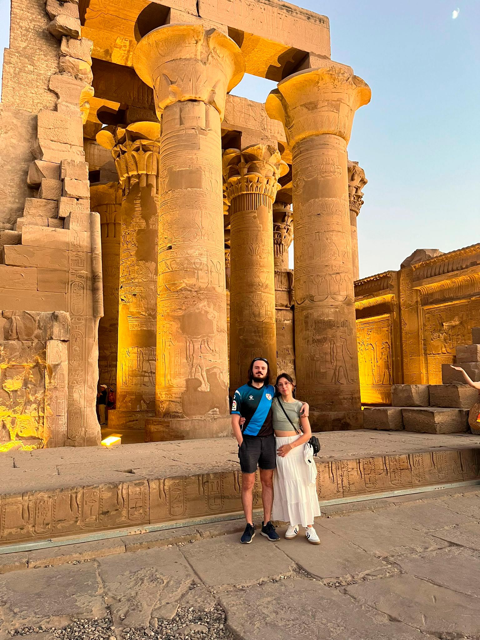 Pareja disfrutando de su viaje a Egipto visitando el templo de Karnak, en Lúxor.