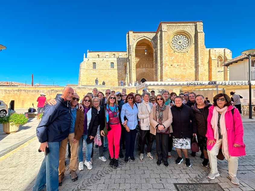 Socios de ATF Turisferr en la Iglesia de Santa María la Blanca en Villalcázar de Sirga en nuestro viaje al Románico Palentino
