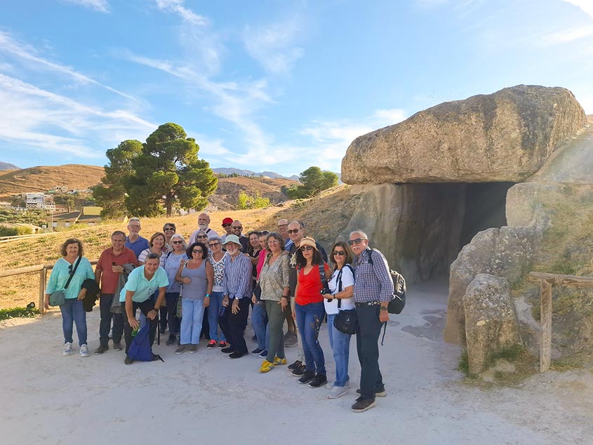 Grupo de socios de ATF Turisferr en nuestro viaje a Antequera, los dólmenes y el Torcal