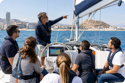 Instructor dando clases de vela a un grupo de alumnos en Alicante