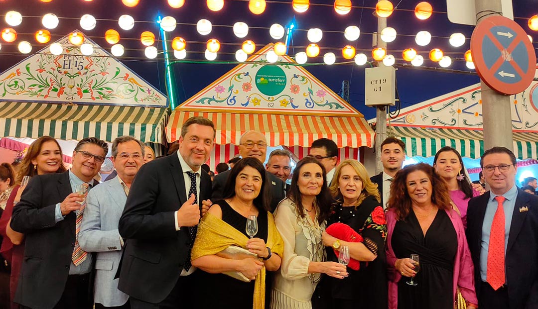 Socios de ATF Turisferr en la caseta de la feria de abril de Sevilla 2026