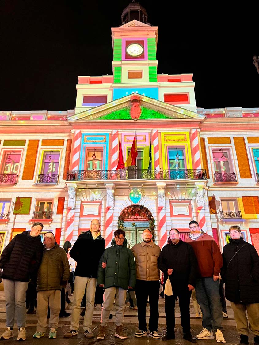 Miembros de ASPRONA-AMITUR con personas con necesidades especiales durante su viaje a Madrid en colaboración con ATF Turisferr
