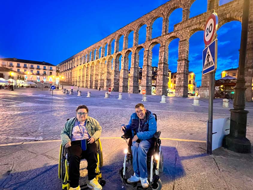 Miembros de ASPRONA-AMITUR con personas con necesidades especiales durante su viaje a Segovia en colaboración con ATF Turisferr