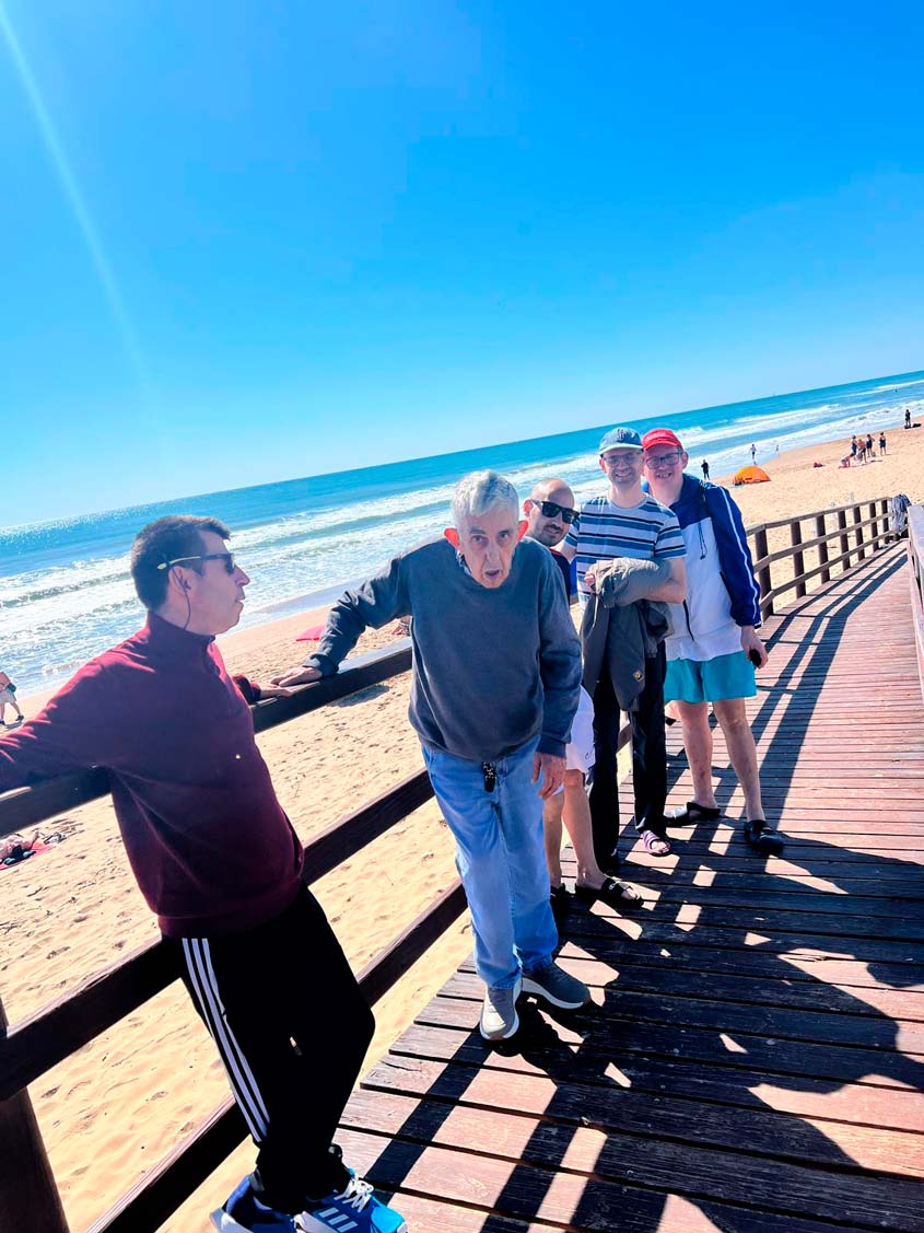 Miembros de ASPRONA-AMITUR con personas con necesidades especiales durante su viaje a Benidorm en colaboración con ATF Turisferr