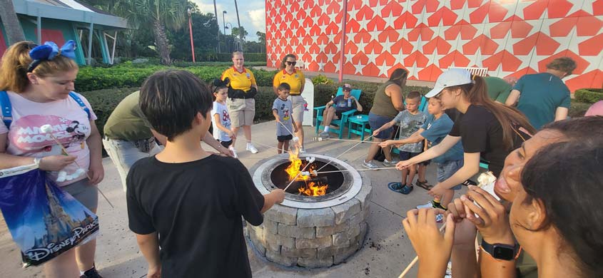 Niños calentando al fuego malvaviscos en Disney World Orlando